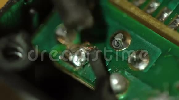 芯片焊接导线的宏观过程视频的预览图