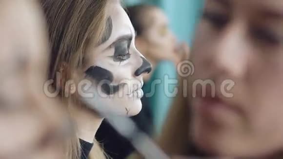 艺术家画女骷髅在艺术工作室视频的预览图