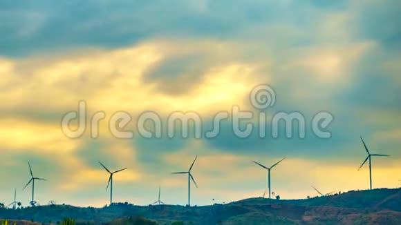 时间推移风力涡轮机在山上视频的预览图