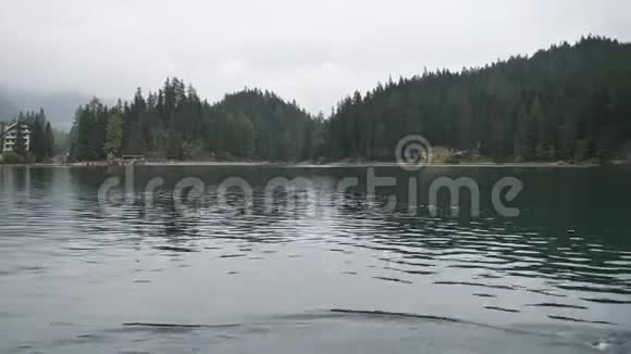 年轻人在湖边划船视频的预览图