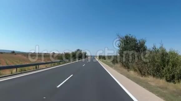 摩托车手骑在美丽的风景沙漠风景和空路在西班牙第一人称观点视频的预览图