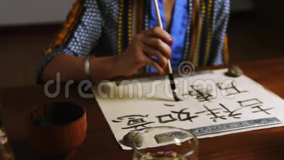 女孩写汉字书法视频的预览图