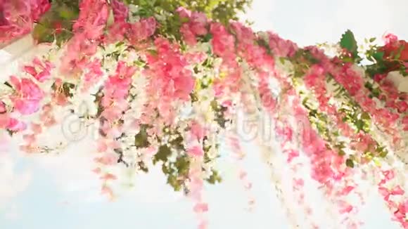 婚礼拱门上挂着的花视频的预览图