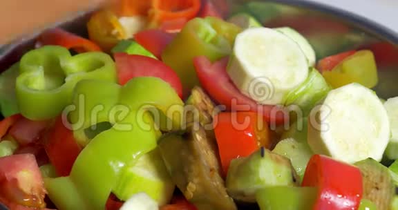 在沙拉中加入切好的蔬菜视频的预览图