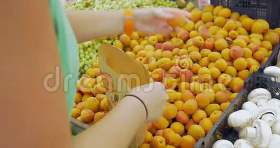 从水果包中挑选杏子视频的预览图