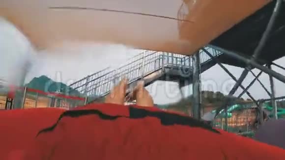 人带着水滑下去从后面看后面水滑滑梯泰国视频的预览图