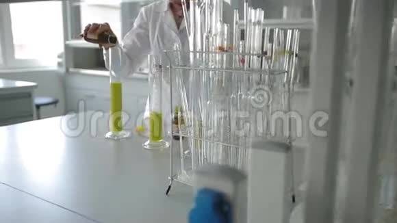 在实验室工作的科学家视频的预览图