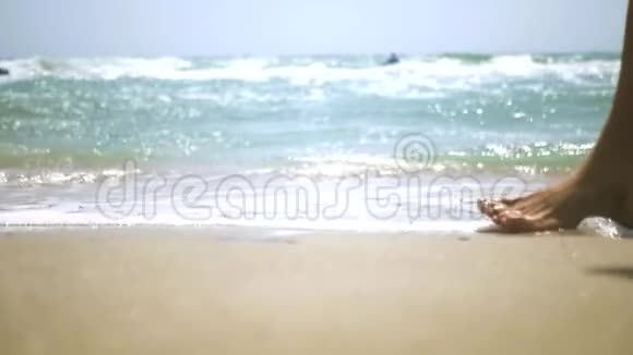 沿着海边的沙滩和美丽的海浪散步特写高清1920x1080慢动作视频的预览图