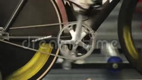 人扭转踏板静止自行车视频的预览图