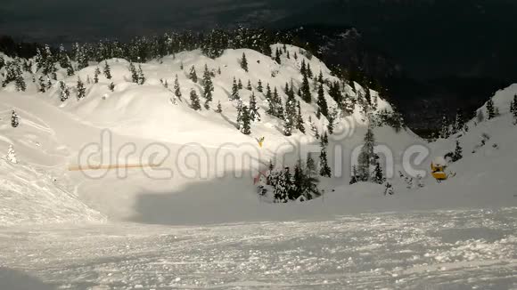 滑雪下坡雪坡滑雪从低角度滑雪的角度向下视频的预览图