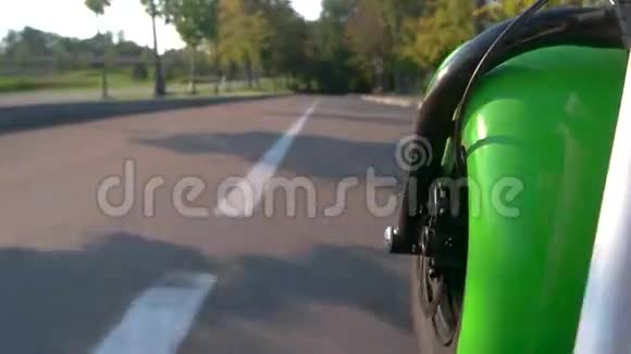 摩托车轮和沥青视频的预览图