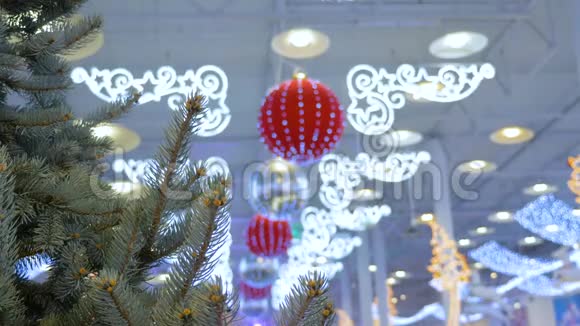 圣诞树装饰在购物中心节日装饰品大球彩色花环视频的预览图