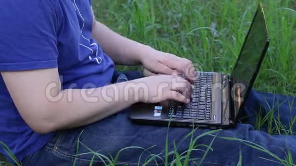 男人的手在笔记本电脑上打字视频的预览图