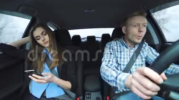 一对迷人的疯狂情侣在开车时激烈争吵视频的预览图