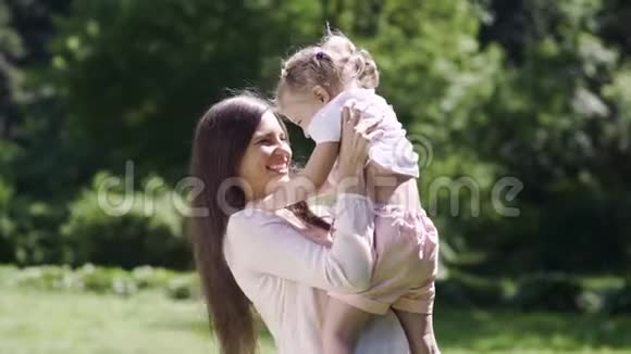 家庭幸福女人和孩子在大自然中拥抱和亲吻视频的预览图
