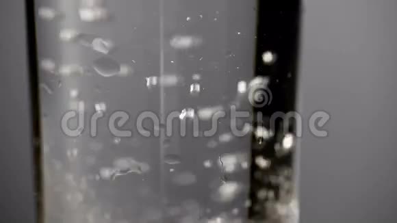 玻璃水中泡腾抗酸片剂视频的预览图