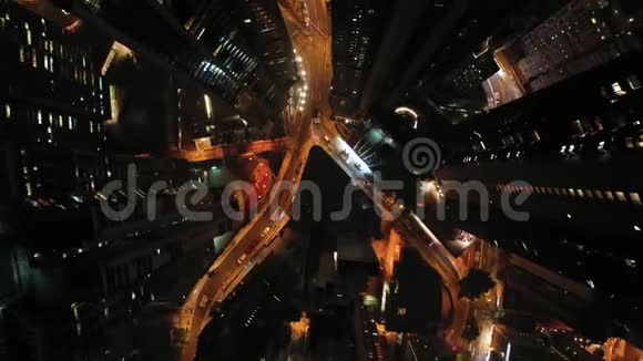 晚上从香港城市住宅高楼的飞钻空中俯瞰视频的预览图