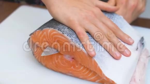 屠夫三文鱼一块三文鱼红鱼肉视频的预览图