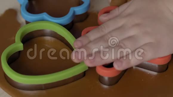 小女孩用饼干切割机做圣诞姜饼饼干圣诞节概念视频的预览图