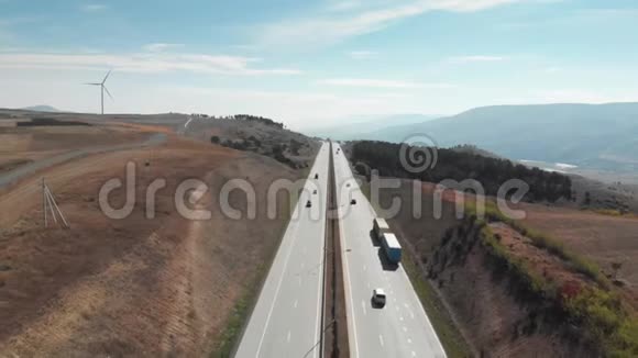 第比利斯附近的格鲁吉亚沙漠中有汽车的高速公路视频的预览图