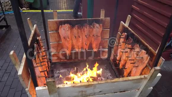汉诺威的圣诞集市上三文鱼是在明火上熏的视频的预览图
