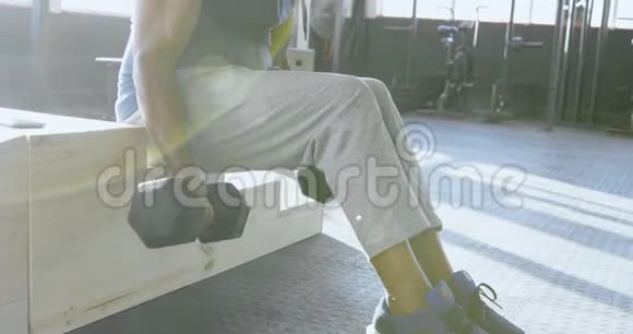 4k健身室用哑铃锻炼身体的老人视频的预览图