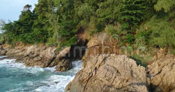 普吉岛的海景和岩石上漏水的管道视频的预览图