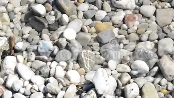 伊萨尔河的岩石水流过石头视频的预览图