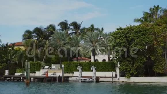 在迈阿密阳光明媚的艾尔斯海滩穿过一条通往豪华豪宅的入口水道视频的预览图