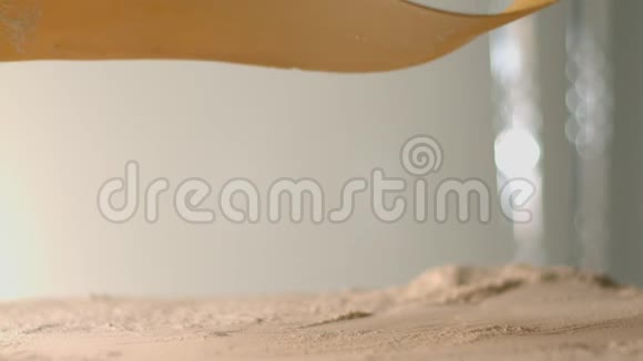 薄卷的面团和面粉一起落在桌子上意大利面条很漂亮的摄影棚相机幻影Flex视频的预览图