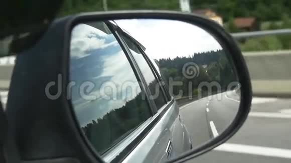 汽车通过门镜的视野视频的预览图