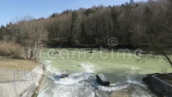伊萨河在春天温暖的一天位于巴伐利亚的拉拉克旁边视频的预览图