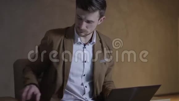 商人正在用手提电脑打电话视频的预览图