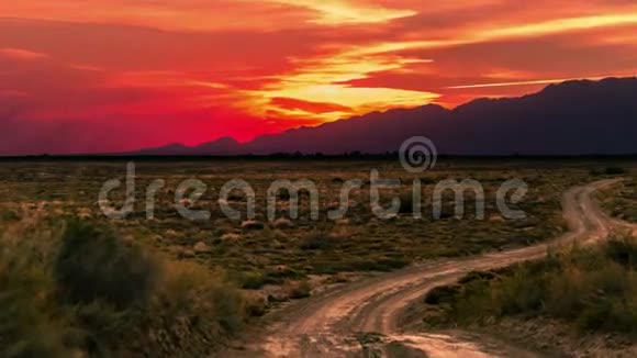 沙漠与干燥植物在日落在阿尔丁埃梅尔国家公园哈萨克斯坦中亚4K时间推移2016年9月视频的预览图