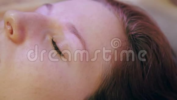 美容师用镊子和刷子纠正客户的眉毛视频的预览图