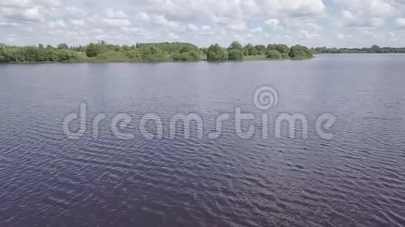 无人机观水面河流波浪在水面河流鸟瞰图上全景式水面河流视频的预览图
