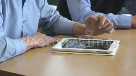 两个学生用平板电脑看照片视频的预览图