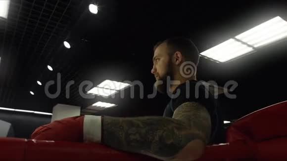 拳击手在戒指的角落里看着摄像机视频的预览图