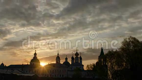 从尼罗湖看罗斯托夫维利基的斯帕索雅科夫列夫斯基修道院的日出时间视频的预览图