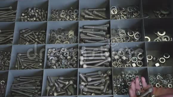 金属紧固件各种钢螺母螺栓的特写硬件视频的预览图