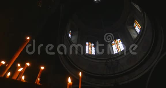教堂的蜡烛背景是窗户视频的预览图