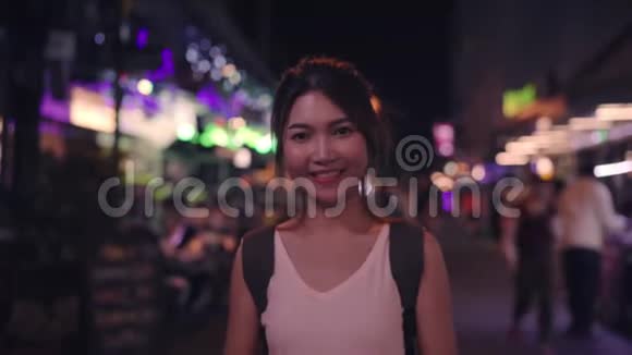 快乐的年轻女性在惊人的地标度假旅行并享受她的旅程传统城市在夜间视频的预览图