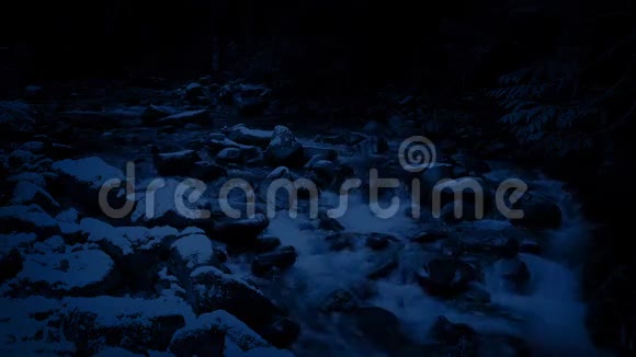 夜间森林中的雪河视频的预览图
