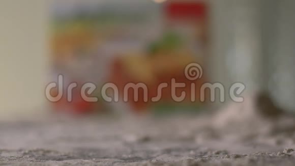 薄卷的面团和面粉一起落在桌子上意大利面条很漂亮的摄影棚相机幻影Flex视频的预览图