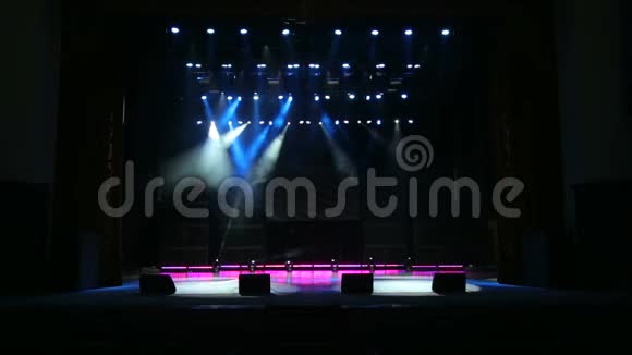 音乐会上的五彩聚光灯视频的预览图