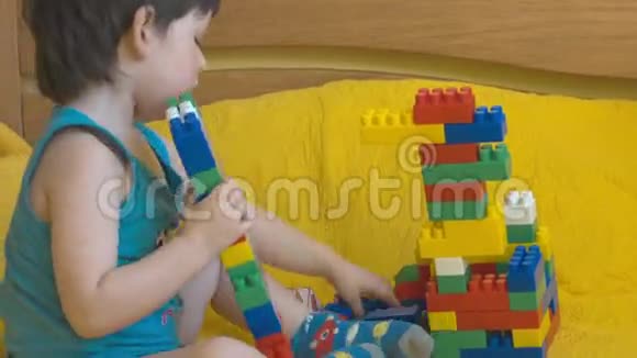 三岁的孩子玩玩具积木视频的预览图