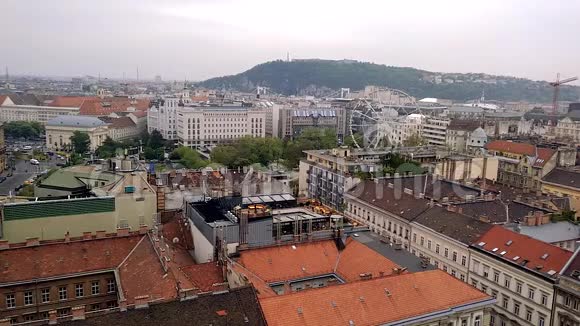 从圣伊斯特万巴西利卡到布达佩斯摩天轮的空中景观历史时期的房屋屋顶视频的预览图