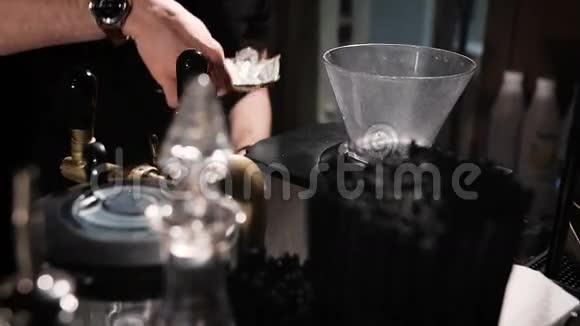 在特殊的环境中酒保会压碎冰块视频的预览图