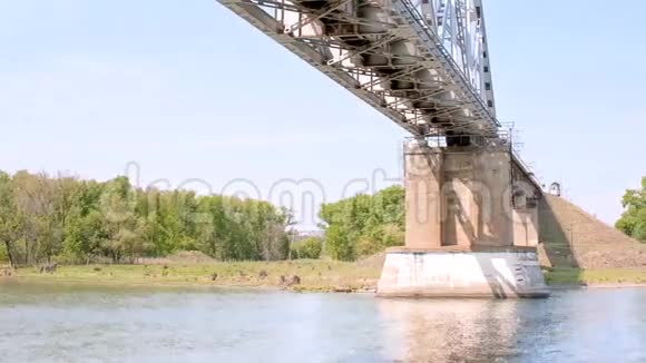长长的铁路桥视频的预览图