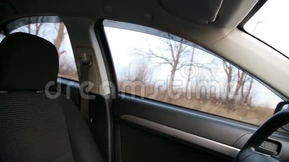 优雅的女人在车里系安全带视频的预览图